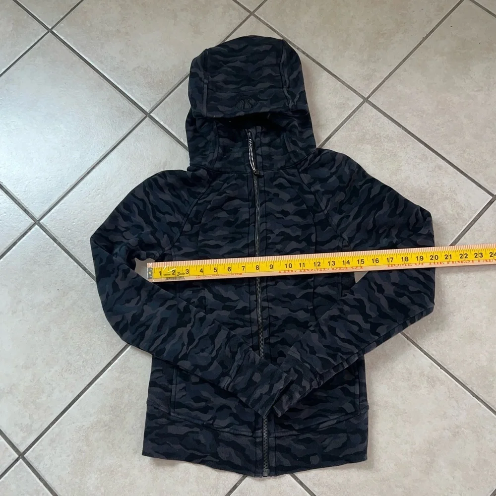 Lululemon scuba Hoodie light cotton fleece camo deep coal size 2 PTP 14.5” EUC